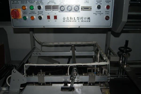 L Type Small Paper Box And Team Bottles Cutting Shrinking Packing Machine